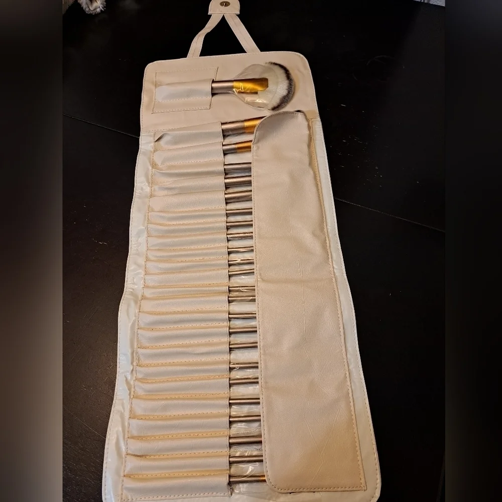 24 Piece Makeup Brushes In A Folding Carrying Case